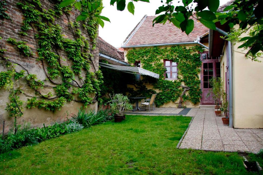 Green Tree Apartment Pécs Eksteriør billede